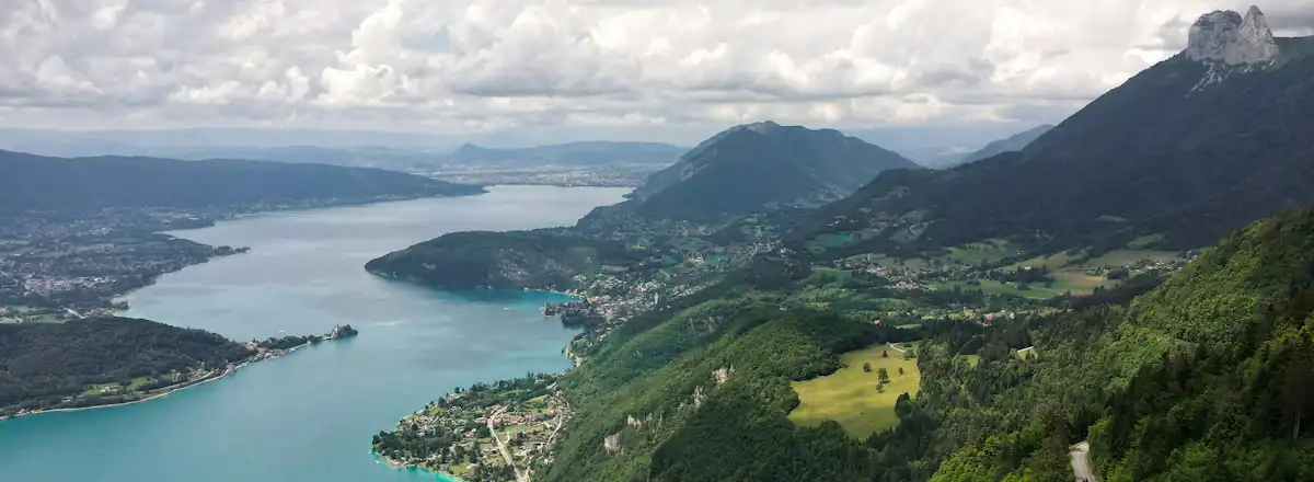 Le lac d'Annecy entre les montagnes