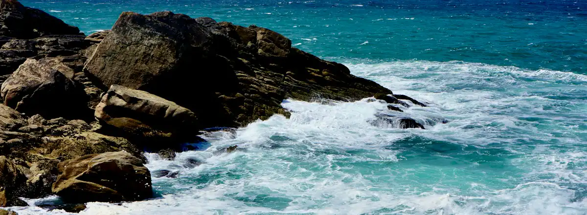 Une côte rocheuse de Bretagne et la mer turquoise