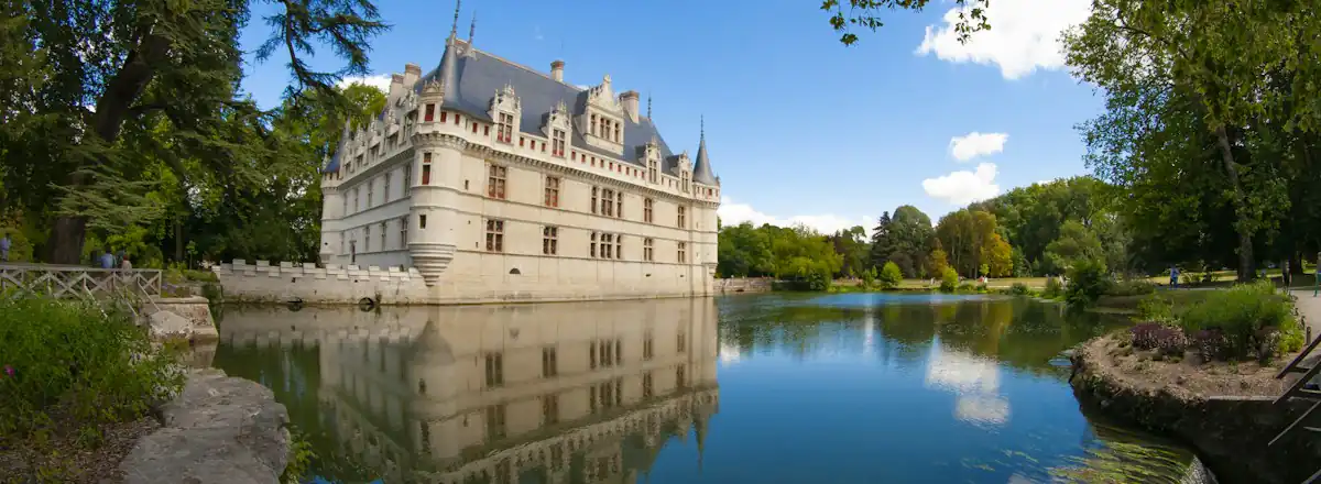 Un château de la Loire qui se reflète dans l'eau