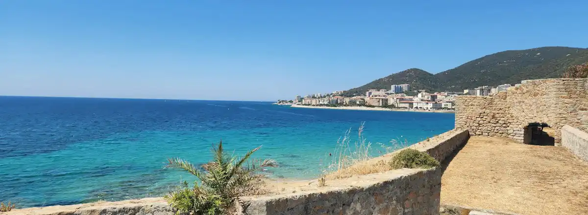 Une baie turquoise en Corse