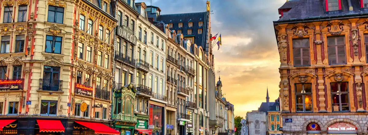 Une rue de Lille au coucher du soleil