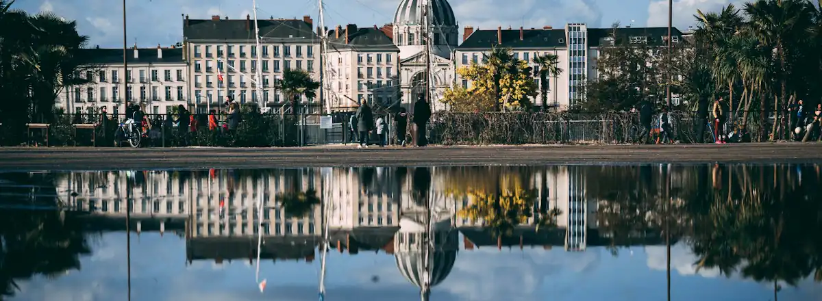 Nantes et son reflet dans l'eau