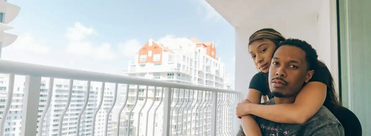 Un couple sur son balcon
