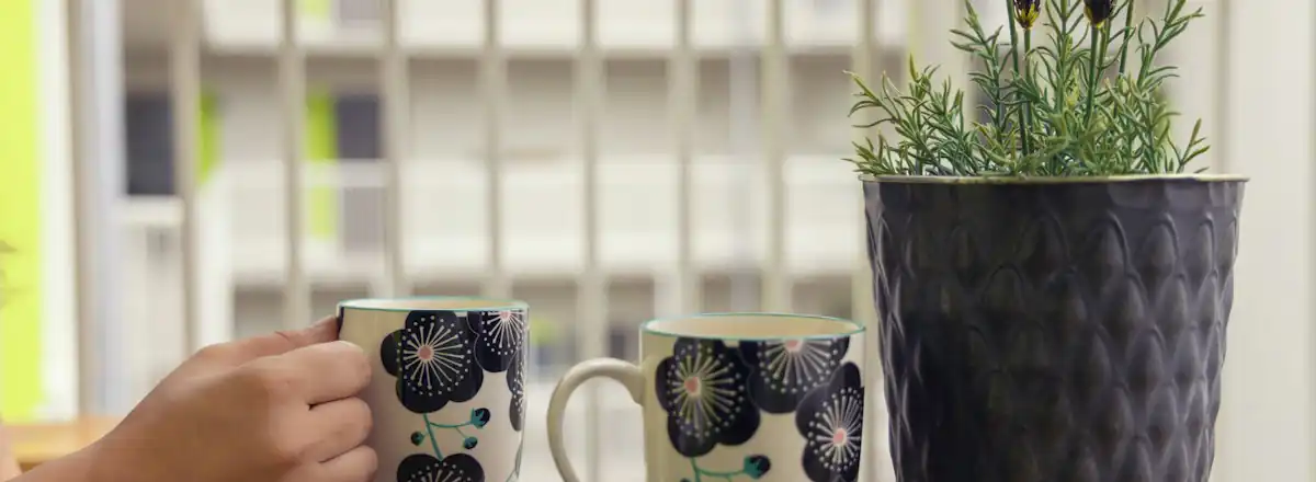 Un café sur le balcon, entre les plantes