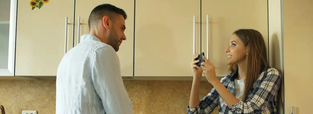 Un couple dans sa cuisine