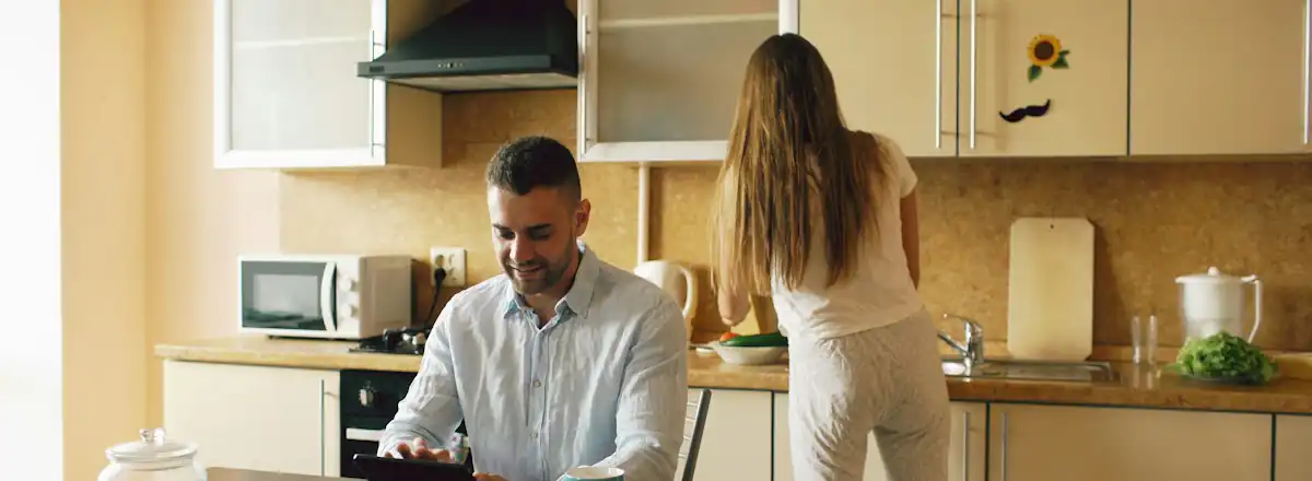 Un dîner à deux dans l'appartement